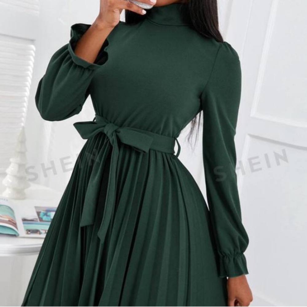 Hunter Green Turtle Neck Flounce Sleeve Pleated Dress. Women’s 8/10 Size Large